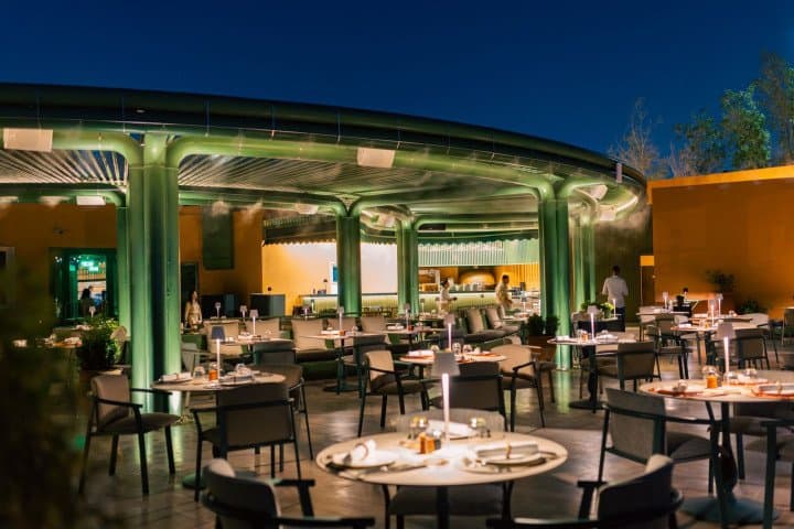 ملاذك الصيفي في أتاشي لاونج حيث يمتد السهر، تتفتح النكهات، وتُخلّد اللحظات الساحرة