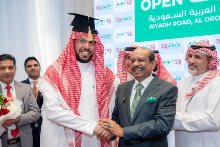 رئيس مجموعة لولو يوسف علي يكرم موظفًا سعوديًا لحصوله على البكالوريوس خلال فترة عمله