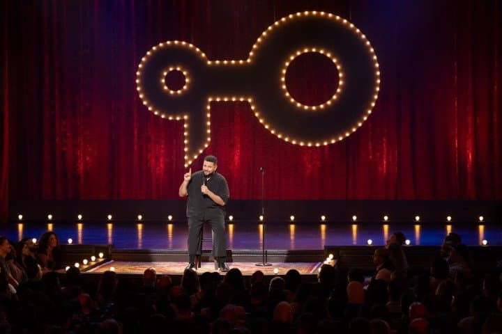 الكوميدي الفلسطيني الأمريكي مو عامر الحائز على عدة جوائز يعود على نتفليكس بعرض ستاند أب كوميدي جديد