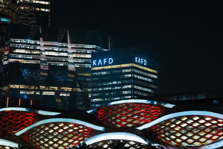 احتفال نور الرياض يقدّم أول تجربة ضوئية في محطات القطار