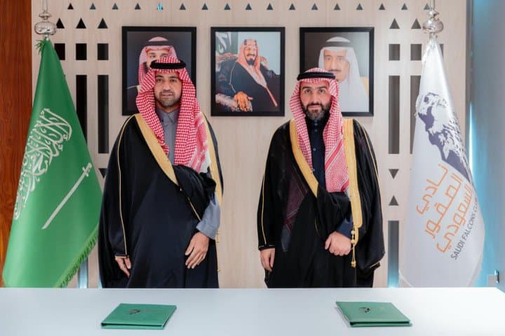 نادي الصقور والمكتب الإستراتيجي لتطوير منطقة الحدود الشمالية يوقّعان اتفاقية لتنظيم برامج وفعاليات للصقارة