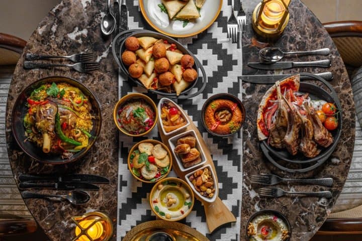 روحٌ أصيلة لا تنسى سرّ الألفة احتفلوا بحلول الشهر الفضيل في باب سمحان، فندق لاكشري كوليكشن، الدرعية