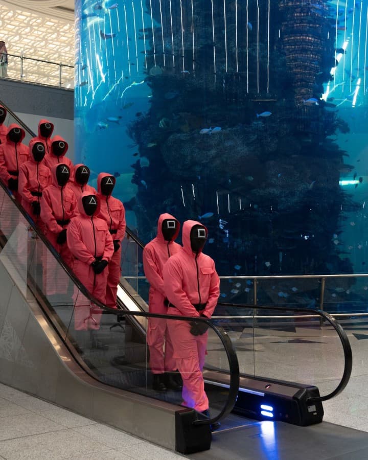 هل أنتم مستعدون للعب مجددًا؟ "لعبة الحبّار" تصل الى السعودية الحراس الورديون يصلون إلى المطار استعدادًا لانطلاق اللعبة الأشهر!