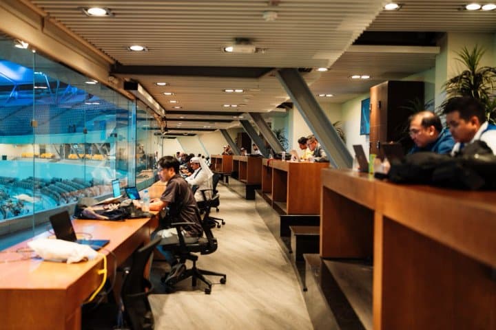 المركز الإعلامي لنهائيات دوري أبطال آسيا للنخبة في جدة يوفر بيئة عمل متكاملة للصحفيين والمصورين