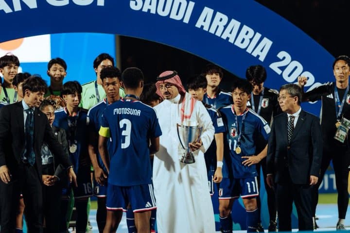 الشيخ سلمان يهنئ اليابان بعد الفوز بلقب كأس آسيا للناشئين تحت 17 عاماً