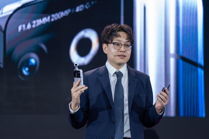 HONOR Reveals 1st World’s Robot Phone at LEAP 2026, Ushering a New Era of Cinematic Mobile Filmmaking and Embodied AI