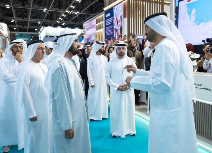 يرافقه أحمد بن محمد محمد بن راشد يزور "سوق السفر العربي" ويطّلع على أحدث توجهات صناعة السفر والسياحة العالمية