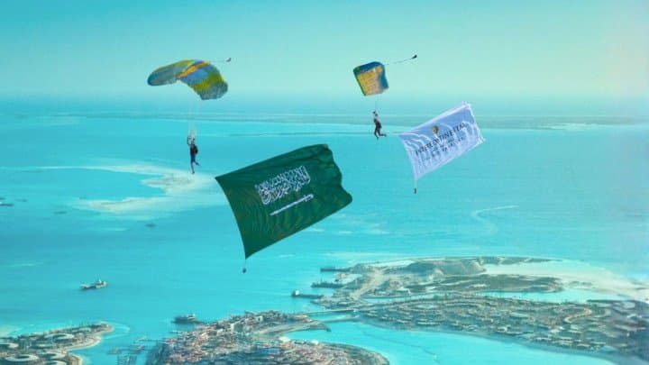 منتجع إنتركونتيننتال البحر الأحمر يرتقي باحتفالات اليوم الوطني السعودي إلى آفاق جديدة مع قفزة مظلية تاريخية فوق البحر الأحمر